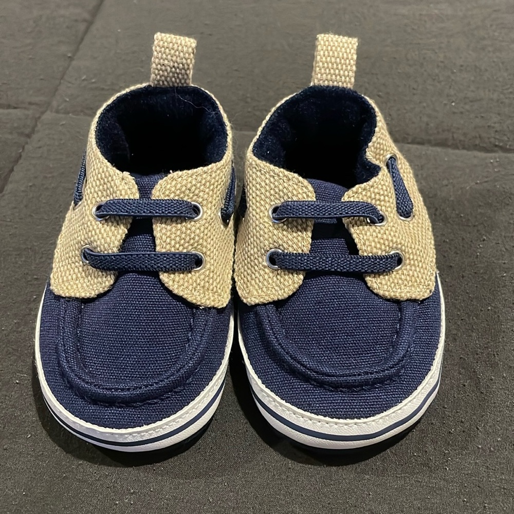 BRAND NEW ⭐️
Carters baby slip on shoes